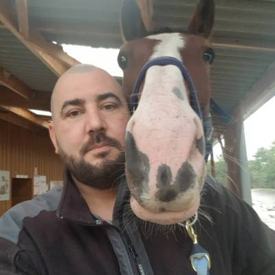 Grande femei datand Recver pentru a flirta cu un alt barbat